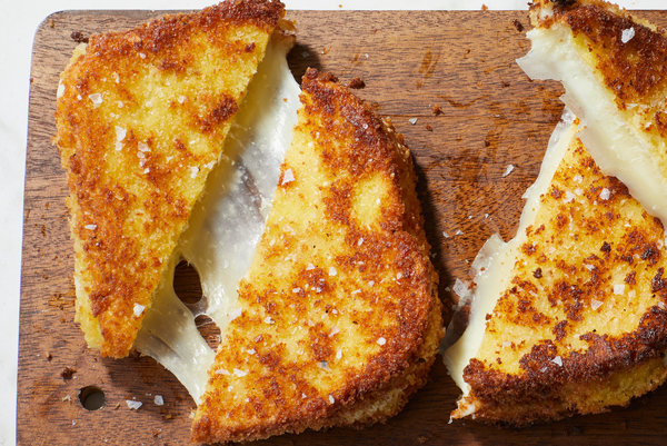 Sandwich di mozzarella dorata