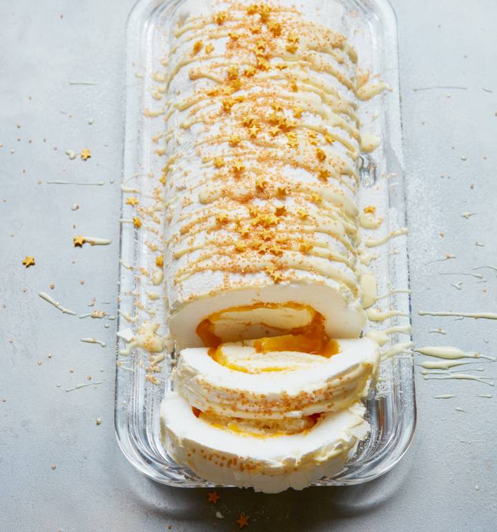 Hazelnut meringue roulade with white chocolate and clementine