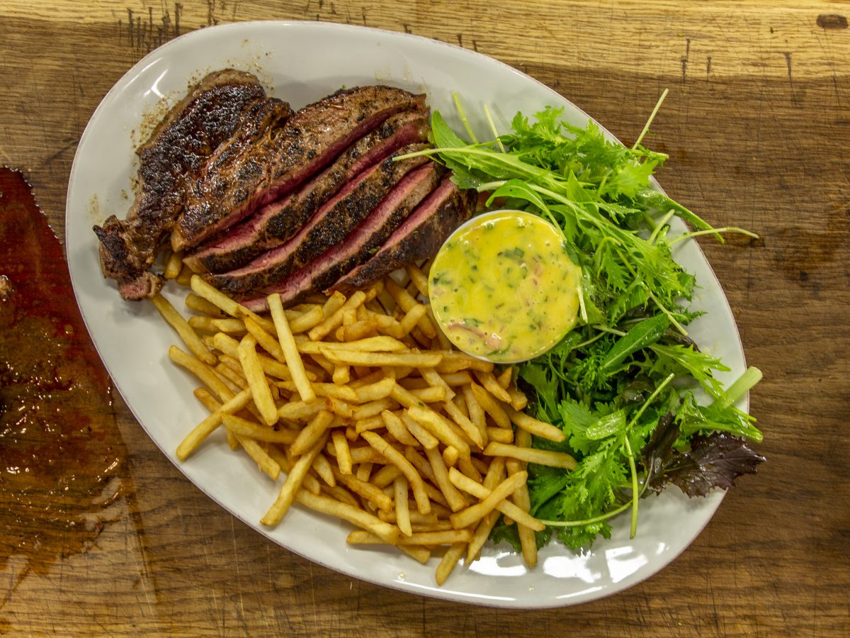 Rump steak with béarnaise sauce and chips
