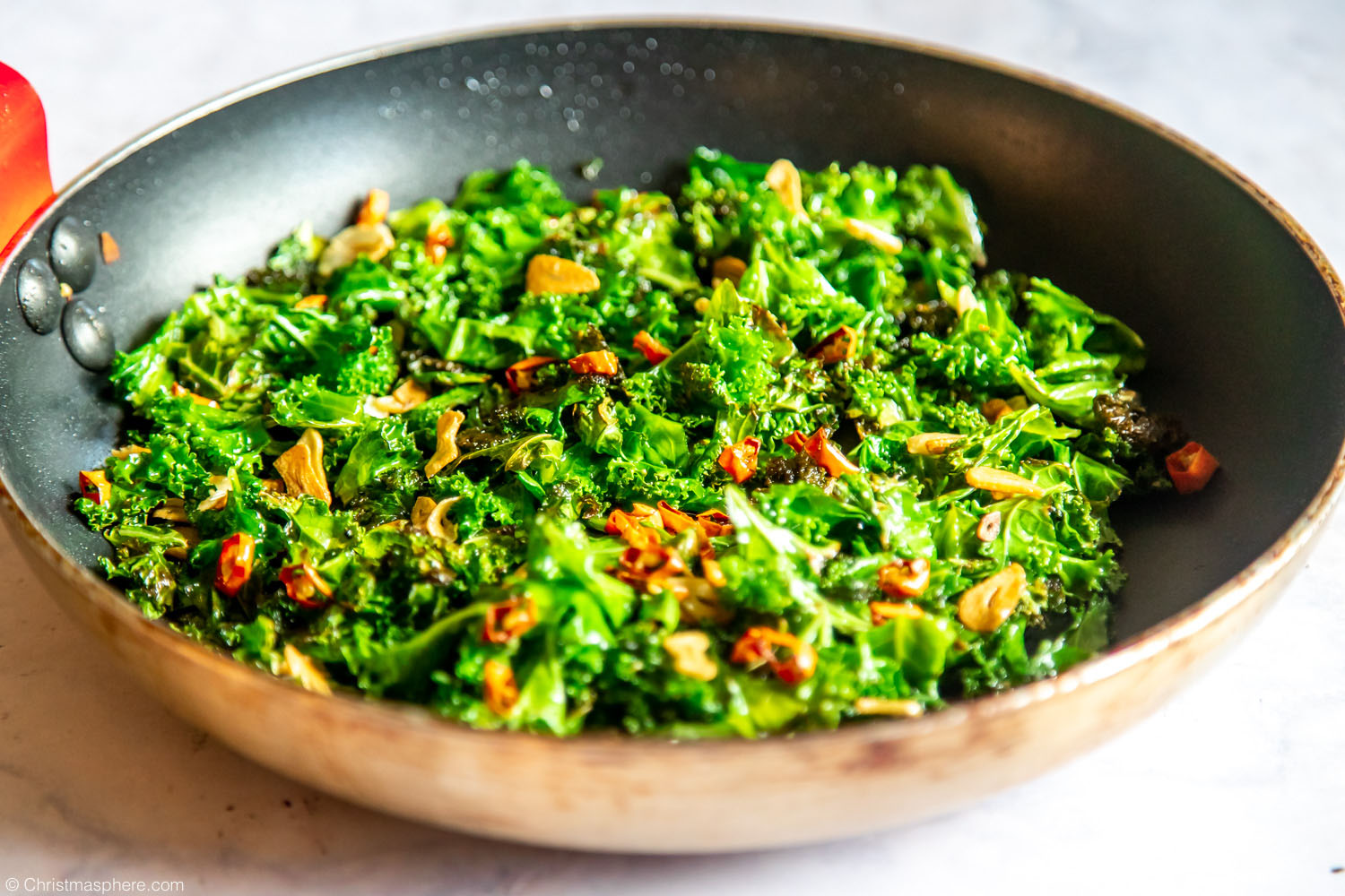 Chilli and garlic-spiced kale crisps