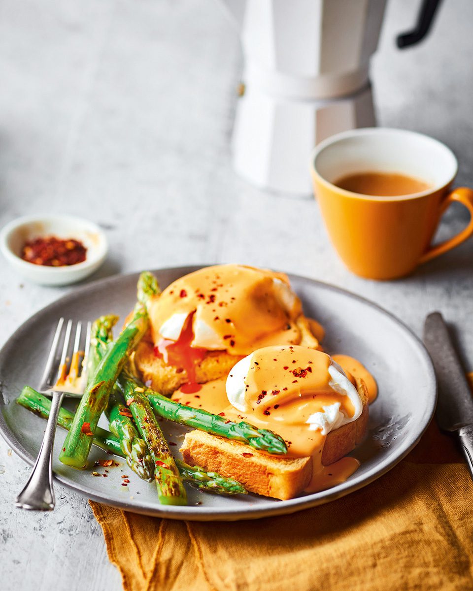 Poached eggs with hollandaise and asparagus