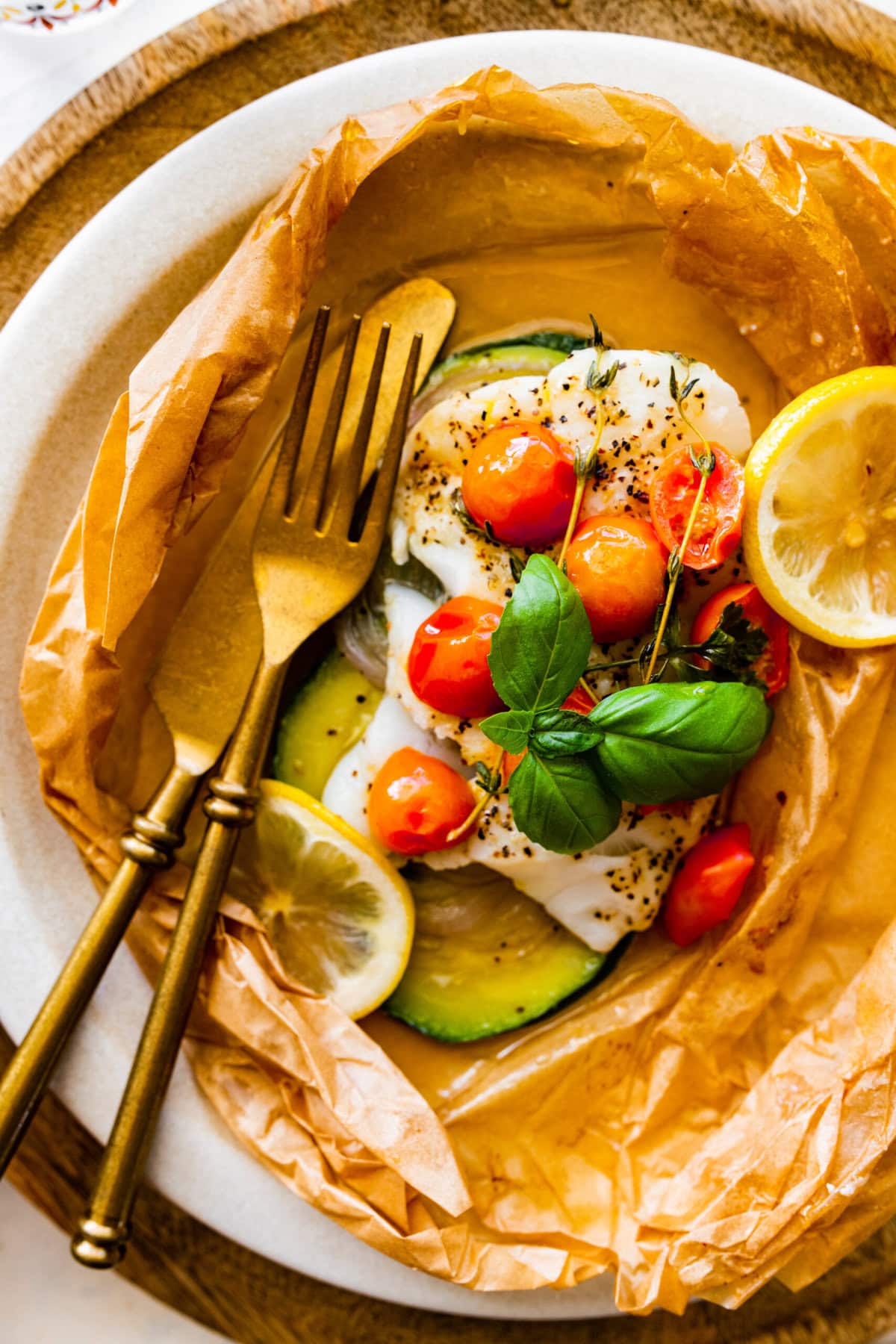 Cod en papillote with spicy olive sauce