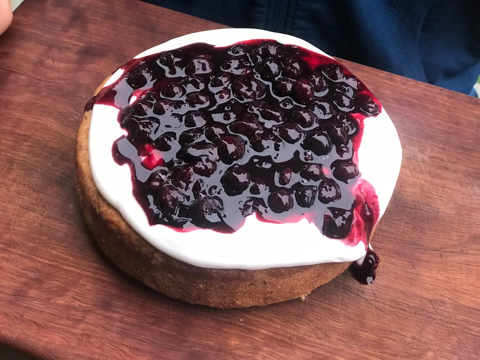 Lemon tendercake with blueberry compôte