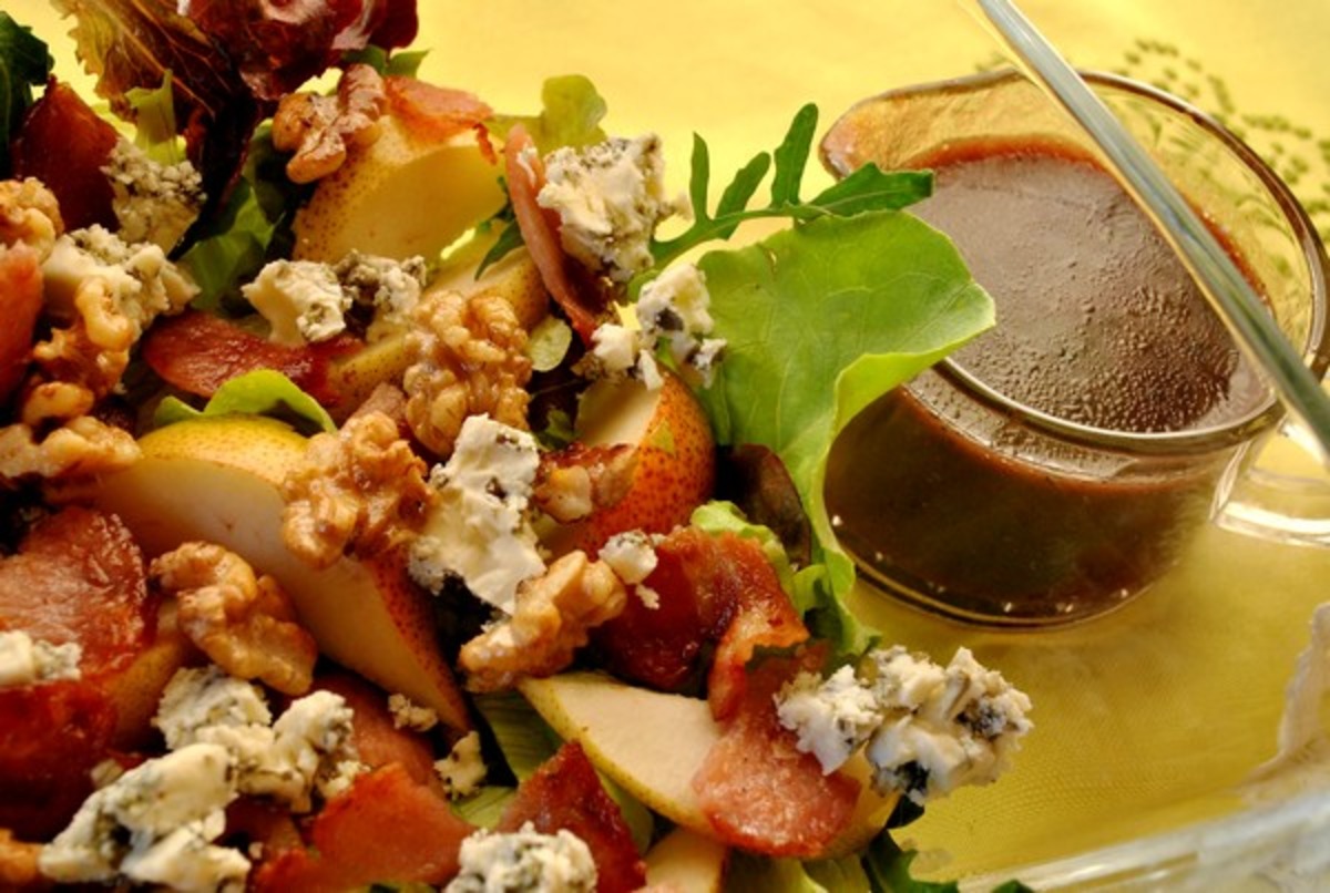 Pan-fried pear salad with pancetta, gorgonzola and a warm dressing