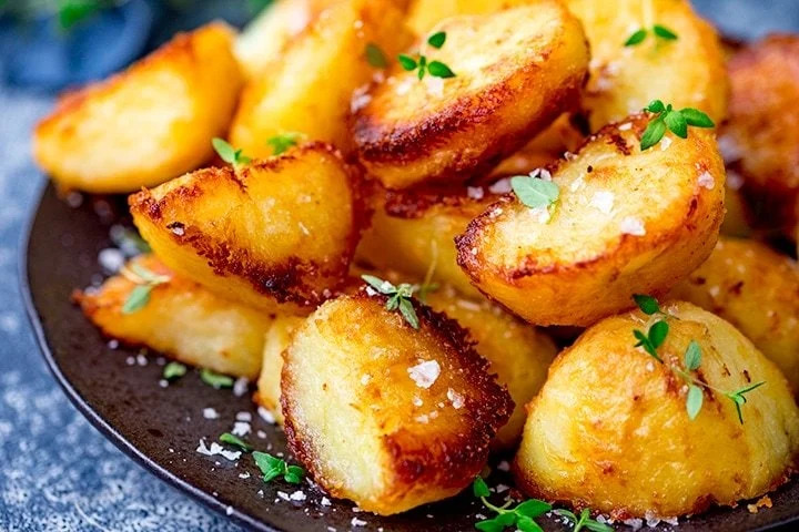 Crisp roast potatoes with honey and bacon