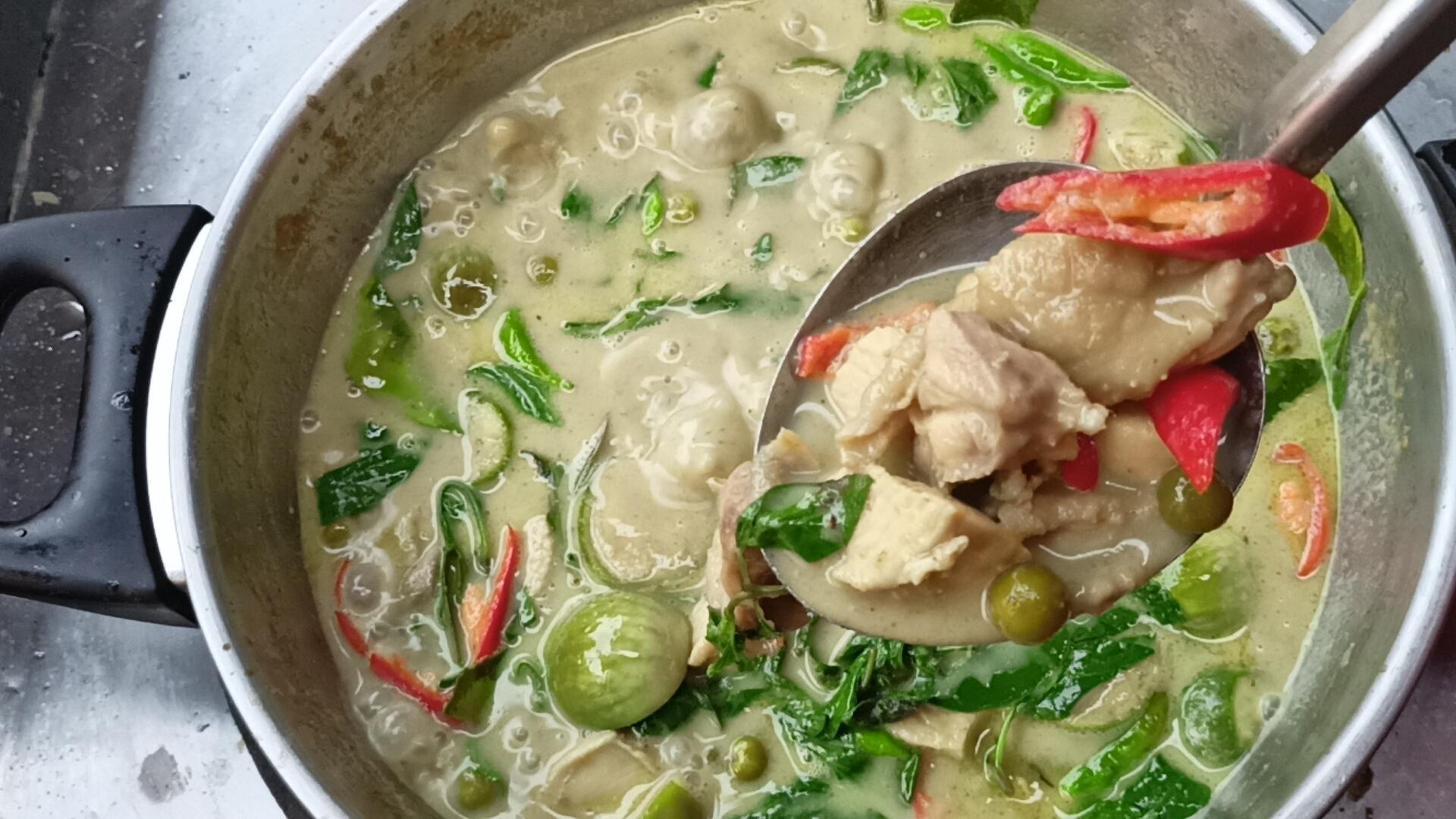 Slow cooker Thai green chicken curry