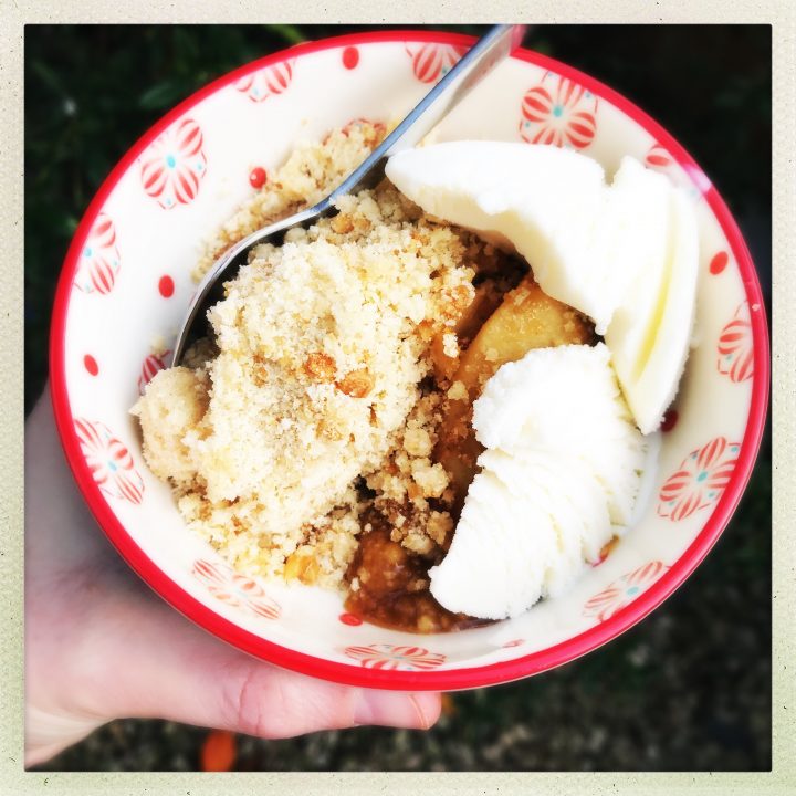 Toffee apple crumble