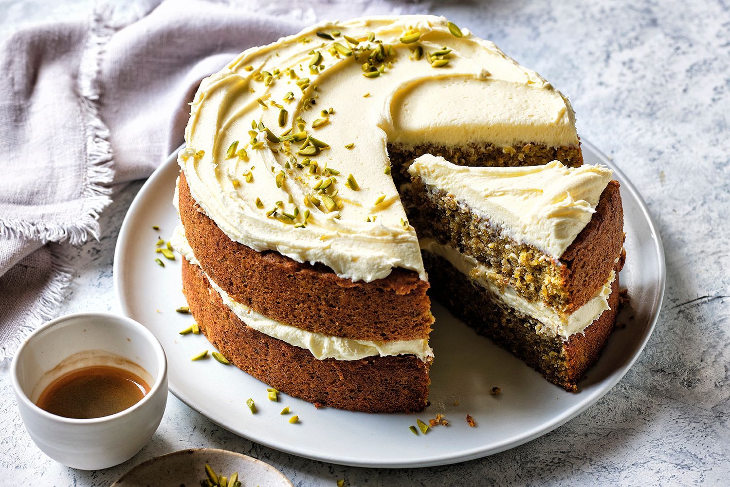 Coffee and cardamom cake with pistachio cream