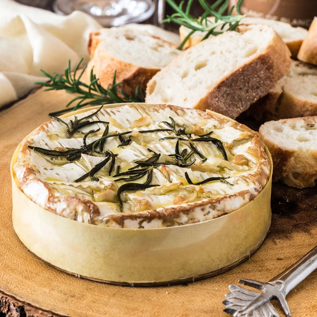 Baked camembert with garlic bread